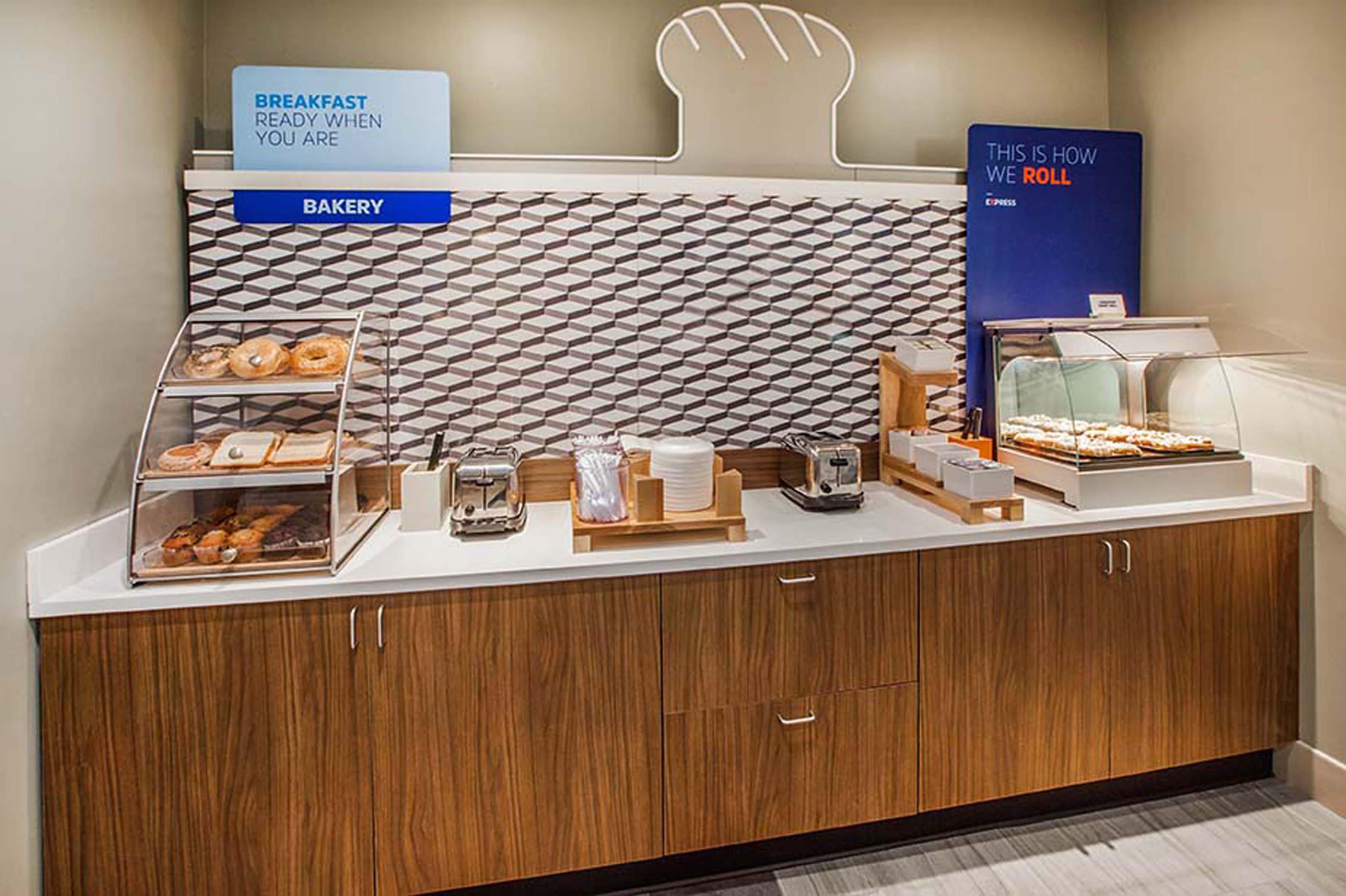 Holiday Inn Express & Suites Columbus At Northlake By Ihg Екстер'єр фото
