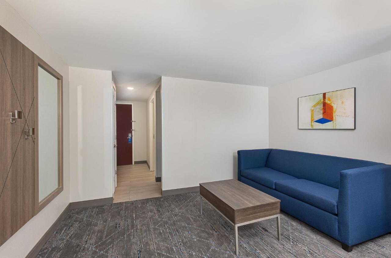 Holiday Inn Express & Suites Columbus At Northlake By Ihg Екстер'єр фото