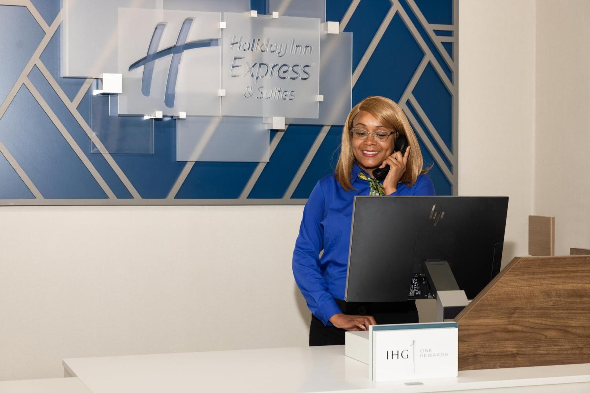 Holiday Inn Express & Suites Columbus At Northlake By Ihg Екстер'єр фото