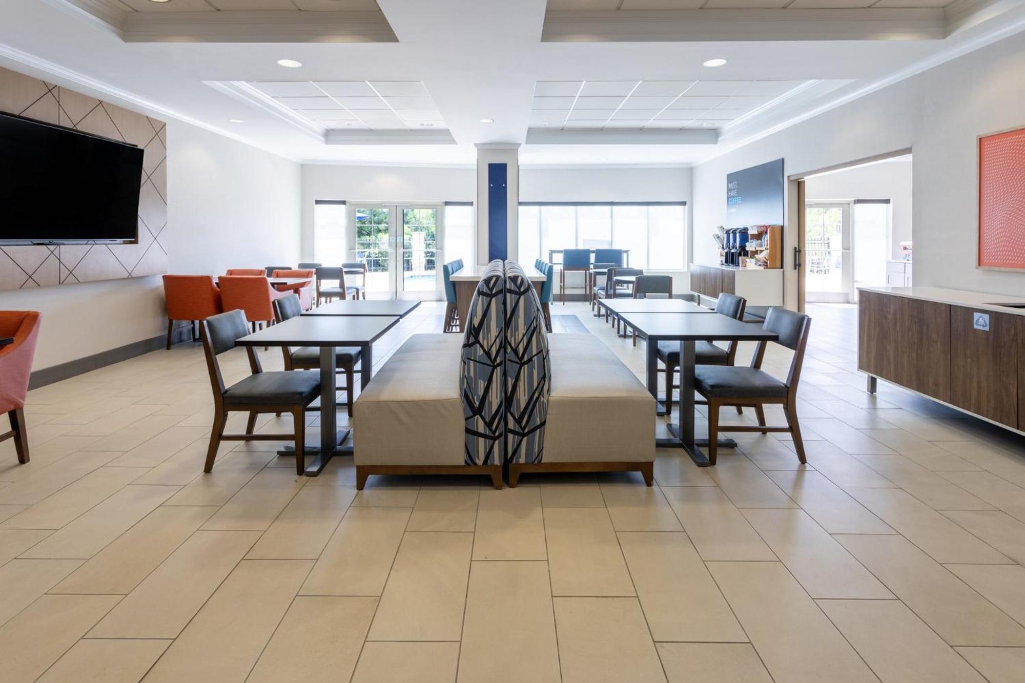 Holiday Inn Express & Suites Columbus At Northlake By Ihg Екстер'єр фото