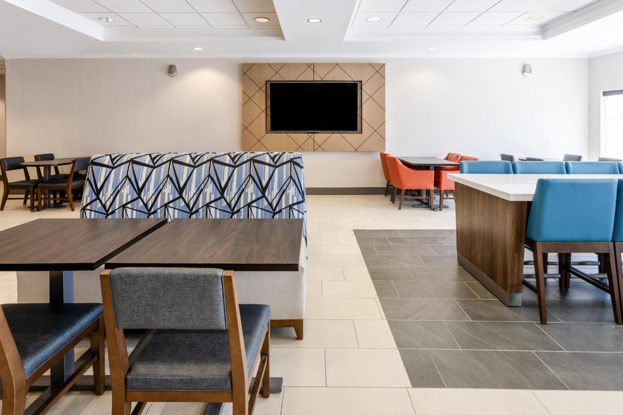 Holiday Inn Express & Suites Columbus At Northlake By Ihg Екстер'єр фото